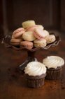 Maccheroni sullo stand e due cupcake al cioccolato — Foto stock