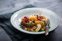 Veganer lauwarmer Nudelsalat mit Paprika, Pilzen und gerösteten Kichererbsen — Stockfoto