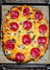 Primer plano de delicioso salami y pizza de champiñones - foto de stock