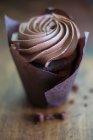 Un cupcake au chocolat avec une garniture crème — Photo de stock