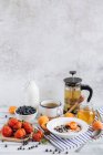 Крупный план вкусных мюсли с фруктами, медом и чаем — стоковое фото