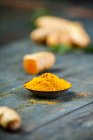Raw organic orange turmeric root and powder — Stock Photo