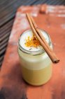 Goldene Milch mit Kurkuma und Zimtstange — Stockfoto