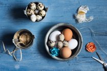 Assortiment d'œufs, éléments de décoration sur un fond en bois bleu rustique — Photo de stock