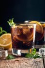 Cocktail Cuba Libre appena fatti con rum marrone, cola, menta e limone — Foto stock
