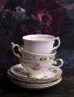 Tres tazas de té de porcelana de hueso fino vinatge y platillos apilados - foto de stock
