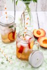 Крупный план вкусного персикового чая со льдом — стоковое фото