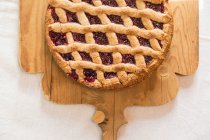 Linzertorte, Nuss- und Marmeladenkuchen auf Holzbrett — Stockfoto