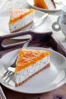 Сырный торт с маком и фруктовой глазурью — стоковое фото