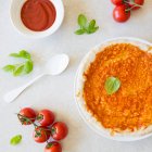 Primer plano de deliciosa pizza sin cocer con salsa de tomate - foto de stock