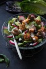 Салат с жареным тофу, грибами и соусом из трав — стоковое фото