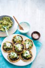 Tarte aux haricots végétariens au guacamole — Photo de stock