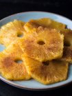 Anillos de ananas al horno con canela, azúcar morena y licor de naranja - foto de stock