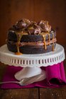 Dunkle Schokoladenkuchen mit Schokokaramell-Zuckerguss und Meersalz — Stockfoto