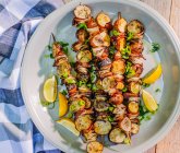 Zucchine grigliate con limone e aglio — Foto stock