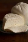 Primo piano di un piatto bianco con formaggio e un pezzo di burro — Foto stock