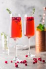 Червоні алкогольні коктейлі з ягодами в келихах шампанського — стокове фото