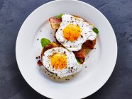 Toasted bread with bacon and fried eggs — Stock Photo