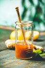 Zutaten für die Herstellung immunitätssteigerndes natürliches Getränk: Zitronen, Minze, Ingwer, Honig auf Holztisch vor blauem Hintergrund — Stockfoto