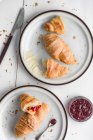 Croissants mit Butter und Erdbeermarmelade — Stockfoto