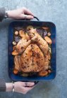 Pollo asado en una sartén para asar - foto de stock
