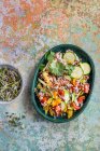 Lentille et lever la salade avec des fleurs de courgettes — Photo de stock