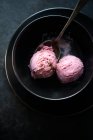 Crème glacée aux fraises végétaliennes avec une ondulation chocolat — Photo de stock