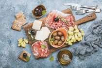 Типичный итальянский антипасто - ветчина, ветчина, сыр и оливки — стоковое фото