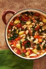 Sopa de verduras con col rizada, frijoles blancos, patatas, zanahorias y tomates - foto de stock