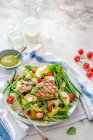 Салат из тунца с яйцами, оливками, помидорами, бобами и соусом из никойза — стоковое фото