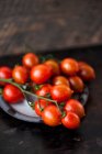 Tomates de cereja frescos em um prato — Fotografia de Stock