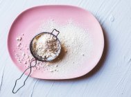 Demerara açúcar de confeiteiro em prato rosa — Fotografia de Stock