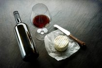 Soft cheese, a cheese knife and red wine — Photo de stock