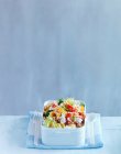 Кусковый салат с перцем и фета в коробке для обеда — стоковое фото