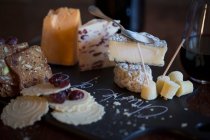 Cheese board still life with crackers, cranberries and wine — Fotografia de Stock