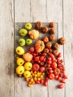 Cosecha de otoño, frutas y verduras sobre fondo de madera - foto de stock