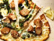 Pizza de pan plano con salchicha y broccolini - foto de stock