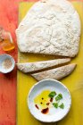 Pão de refrigerante e uma pequena tigela de azeite, vinagre balsâmico e manjericão — Fotografia de Stock