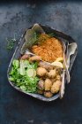 Escalope de frango com um revestimento de floco de milho, batatas polenta e salada em uma assadeira — Fotografia de Stock