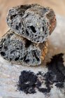 Черный хлеб с активированным углем — стоковое фото