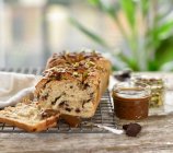Veganes Brot mit Quark und Schokoladenfüllung bestreut mit Pistazienkernen und Karamellsoße — Stockfoto