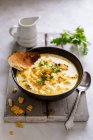 Fresh sweetcorn chowder with cream and bread — Foto stock