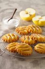 Crostate di mele su uno scaffale di torta — Foto stock