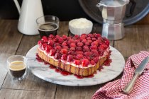 Heart-shaped strawberry cake with vanilla pudding — Stock Photo