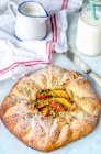 Рустикальний пиріг з персиками та фісташками — стокове фото