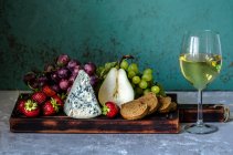 Un bicchiere di vino bianco e spuntini per il vino — Foto stock