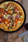 Піца з гарбузом, баклажанами та червоною цибулею — стокове фото