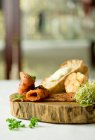 Маринований копчений лосось з хлібом і часником — стокове фото