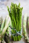 Um feixe de espargos verdes — Fotografia de Stock