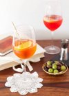 Aperol Spritz et Campari Spritz en verres sur table en bois — Photo de stock